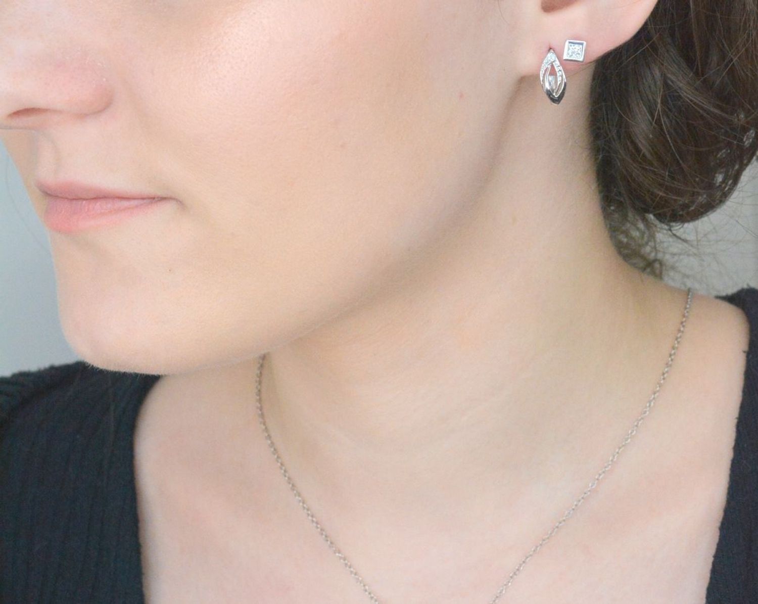 Kolczyki Apart białe złote kwadraciki z cyrkoniami złoto 585, DIA-KLC-1060-585. Stylowe kolczyki z białego złota wykonane z wysokiej jakości złota próby 585. Kolczyki mają kształt 1.jpg