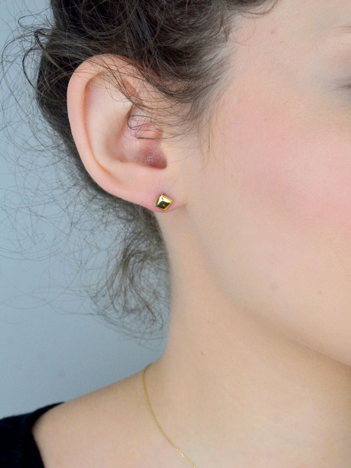 Kolczyki złote kwadraciki gładka powierzchnia pr 585, DIA-KLC-1061-585 Kolczyki w kształcie kwadracików z gładką powierzchnią. Kolczyki to ponadczasowa biżuteria, która 1.jpg