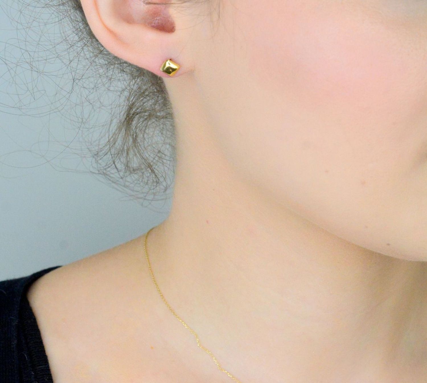 Kolczyki złote kwadraciki gładka powierzchnia pr 585, DIA-KLC-1061-585 Kolczyki w kształcie kwadracików z gładką powierzchnią. Kolczyki to ponadczasowa biżuteria, która 1.jpg