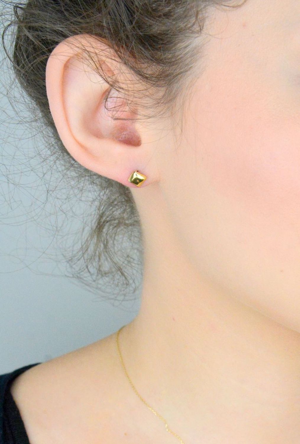 Kolczyki złote kwadraciki gładka powierzchnia pr 585, DIA-KLC-1061-585 Kolczyki w kształcie kwadracików z gładką powierzchnią. Kolczyki to ponadczasowa biżuteria, która 1.jpg
