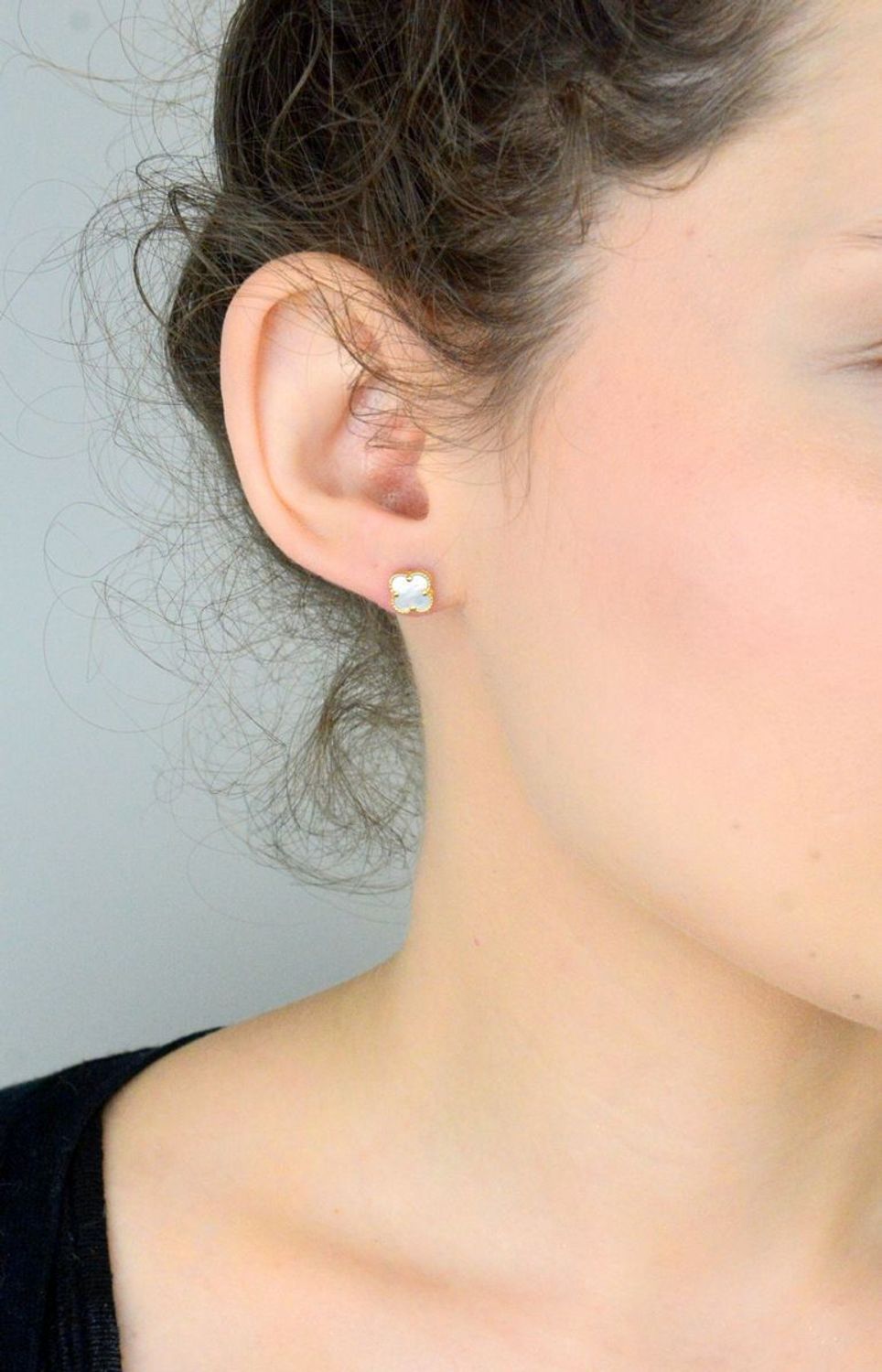 Kolczyki złote koniczynki z masą perłową pr 585, DIA-KLC-1062-585 Kolczyki mają kształt koniczynki z masą perłową. Kolczyki to ponadczasowa biżuteria, która 1.jpg