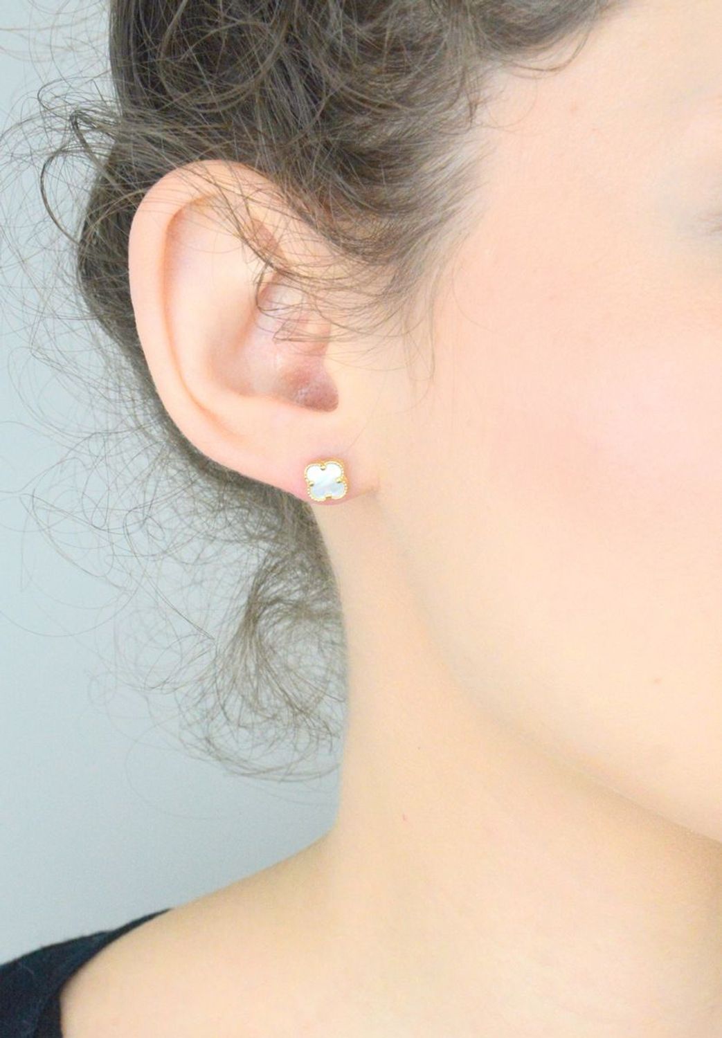 Kolczyki złote koniczynki z masą perłową pr 585, DIA-KLC-1062-585 Kolczyki mają kształt koniczynki z masą perłową. Kolczyki to ponadczasowa biżuteria, która 1.jpg