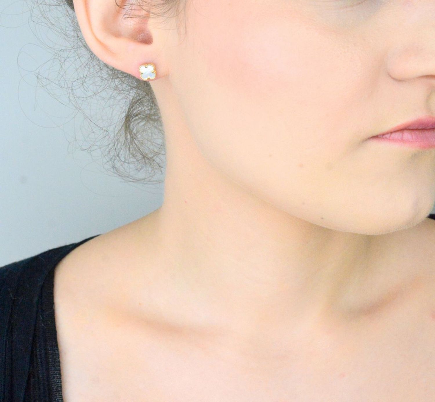 Kolczyki złote koniczynki z masą perłową pr 585, DIA-KLC-1062-585 Kolczyki mają kształt koniczynki z masą perłową. Kolczyki to ponadczasowa biżuteria, która 1.jpg