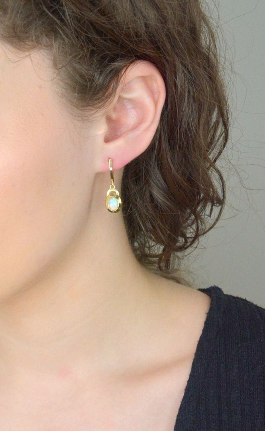 Złote kolczyki wiszące z opalem DIA-KLC-10675-585. Złote kolczyki z kamieniem naturalnym opal i cyrkoniami.  (1).JPG