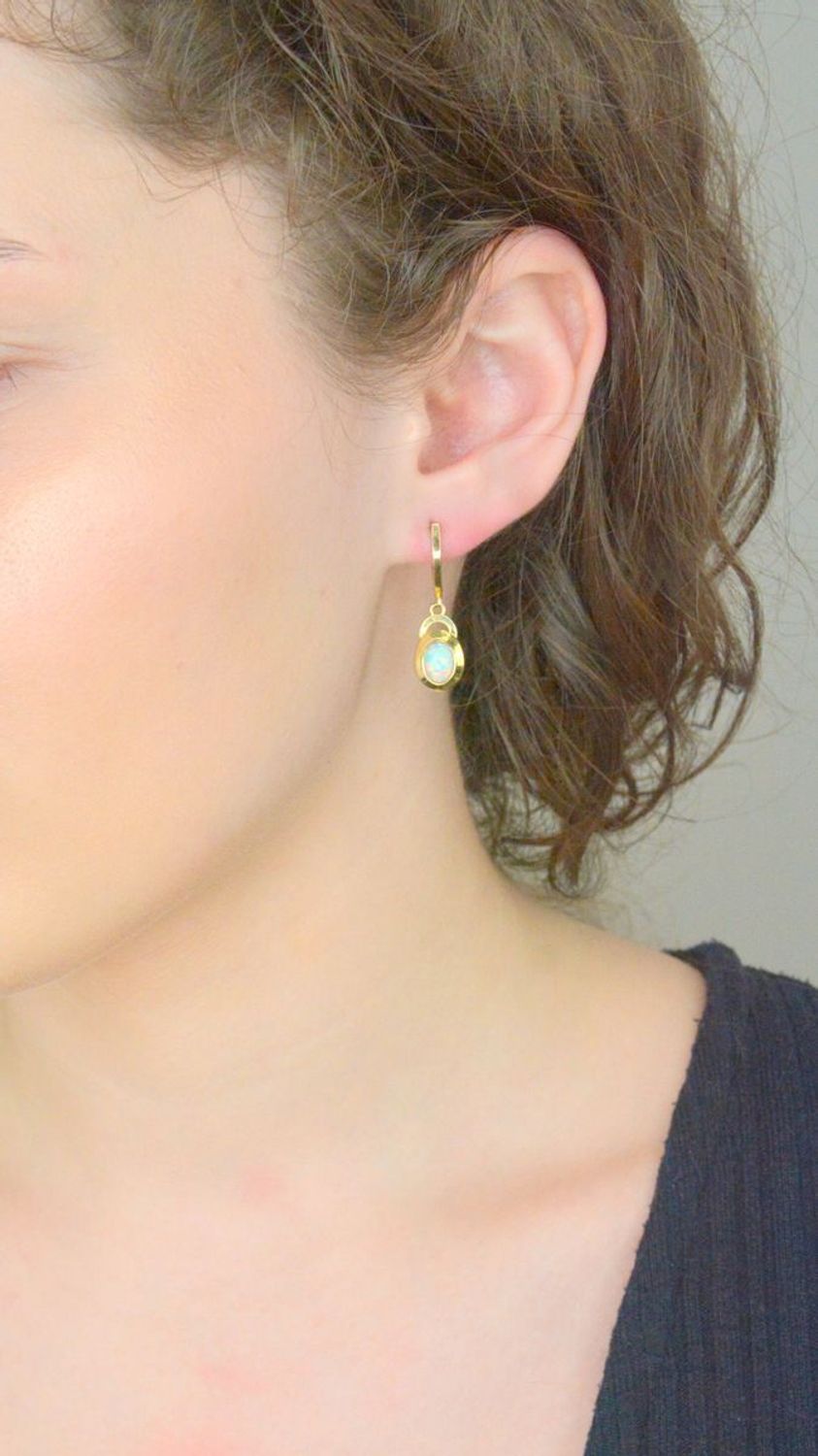 Złote kolczyki wiszące z opalem DIA-KLC-10675-585. Złote kolczyki z kamieniem naturalnym opal i cyrkoniami.  (1).JPG