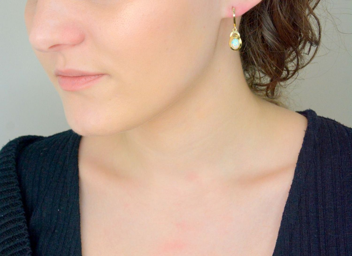 Złote kolczyki wiszące z opalem DIA-KLC-10675-585. Złote kolczyki z kamieniem naturalnym opal i cyrkoniami.  (1).JPG