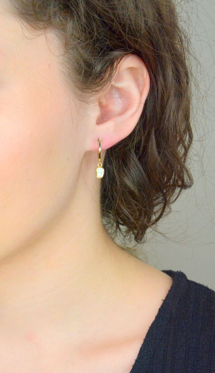 Kolczyki złote wiszące opal pr 585, DIA-KLC-10676-585 Złote kolczyki wiszące wykonane z najwyższej jakości żółtego złota, próba 585, ozdobione opalem. Kolczyki w modowym stylu1.jpg