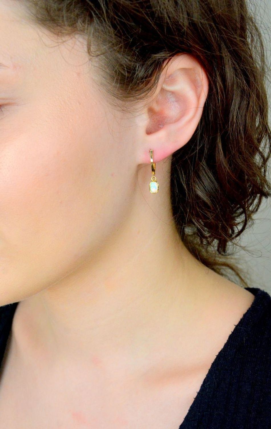 Kolczyki złote wiszące opal pr 585, DIA-KLC-10676-585 Złote kolczyki wiszące wykonane z najwyższej jakości żółtego złota, próba 585, ozdobione opalem. Kolczyki w modowym stylu1.jpg