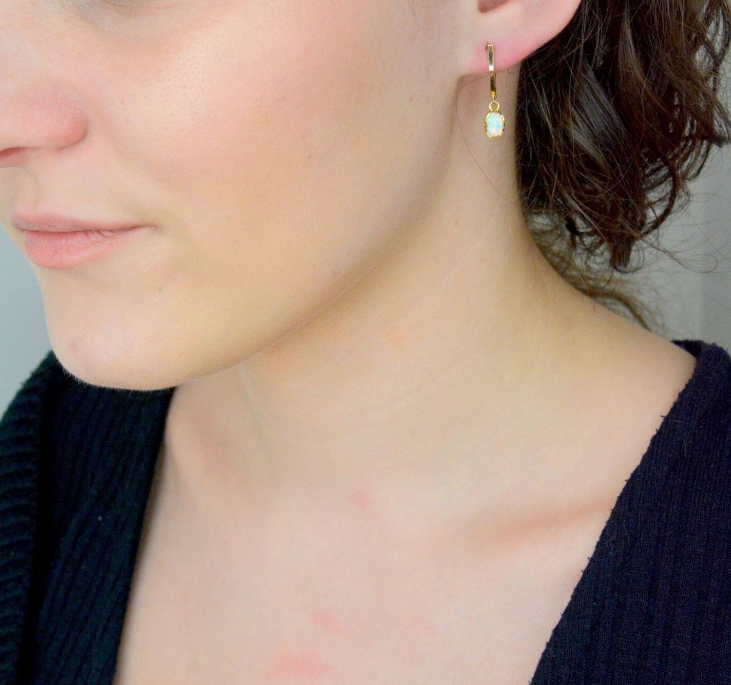 Kolczyki złote wiszące opal pr 585, DIA-KLC-10676-585 Złote kolczyki wiszące wykonane z najwyższej jakości żółtego złota, próba 585, ozdobione opalem. Kolczyki w modowym stylu1.jpg