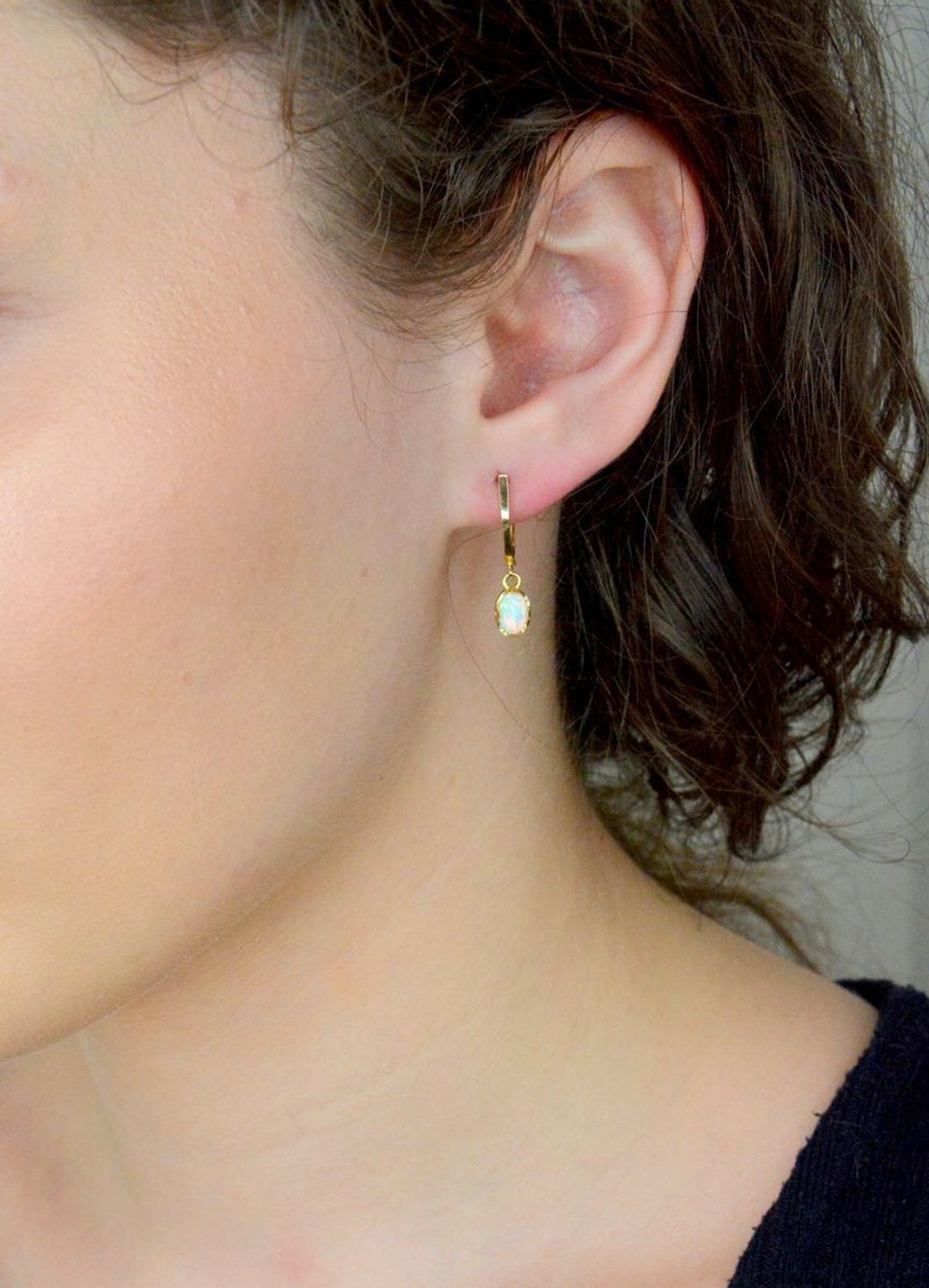 Kolczyki złote wiszące opal pr 585, DIA-KLC-10676-585 Złote kolczyki wiszące wykonane z najwyższej jakości żółtego złota, próba 585, ozdobione opalem. Kolczyki w modowym stylu1.jpg