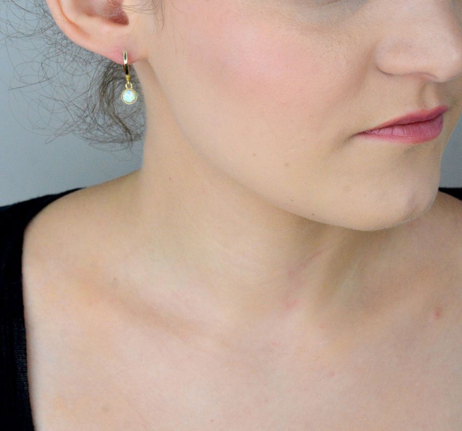 Kolczyki złote 585 z wiszącym opalem DIA-KLC-10677-585 Złote kolczyki wiszące wykonane z najwyższej jakości żółtego złota, próba 585, ozdobione opalem. Kolczyki w modowym stylu, wpisujące 1.jpg