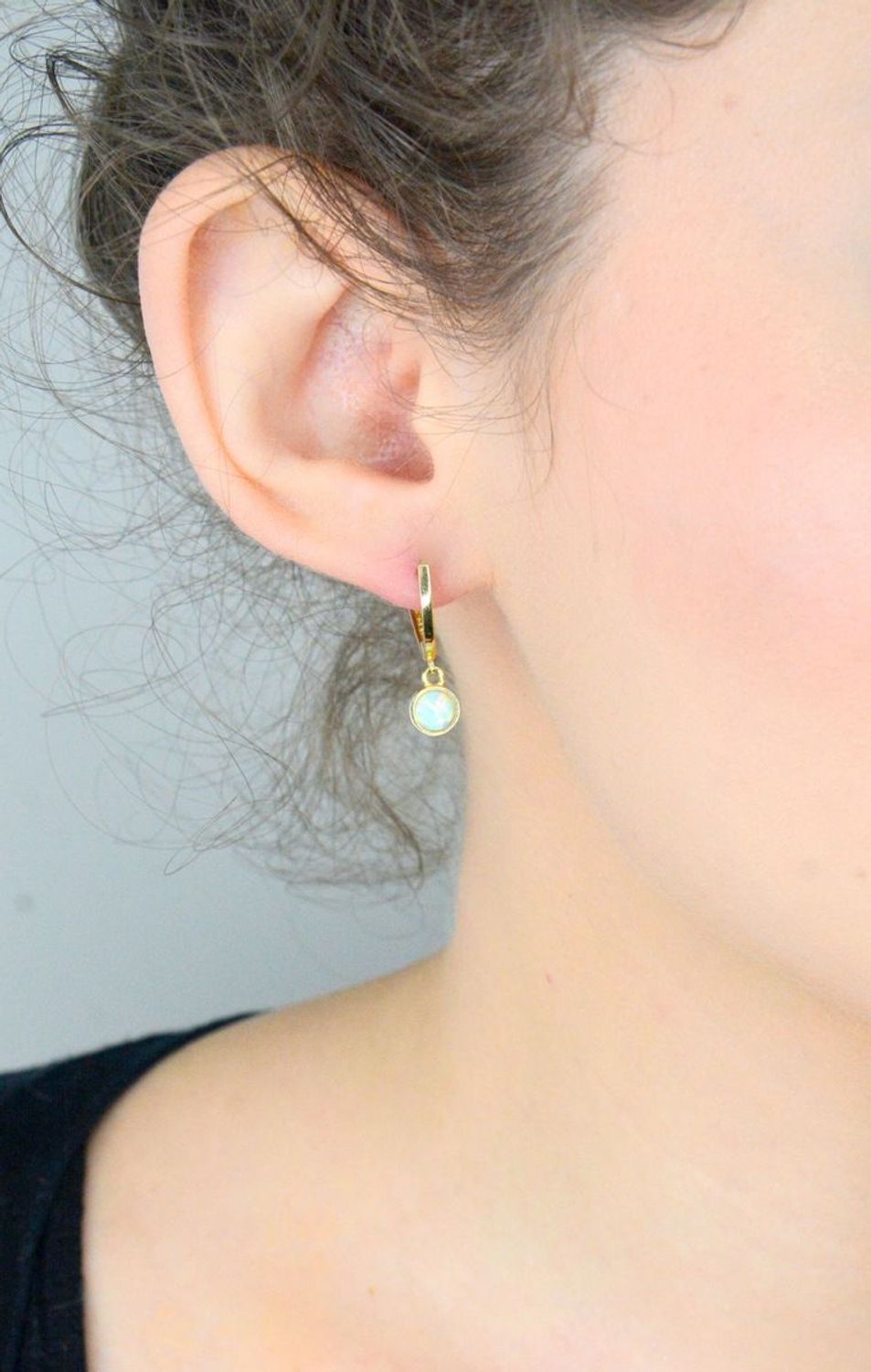 Kolczyki złote 585 z wiszącym opalem DIA-KLC-10677-585 Złote kolczyki wiszące wykonane z najwyższej jakości żółtego złota, próba 585, ozdobione opalem. Kolczyki w modowym stylu, wpisujące 1.jpg