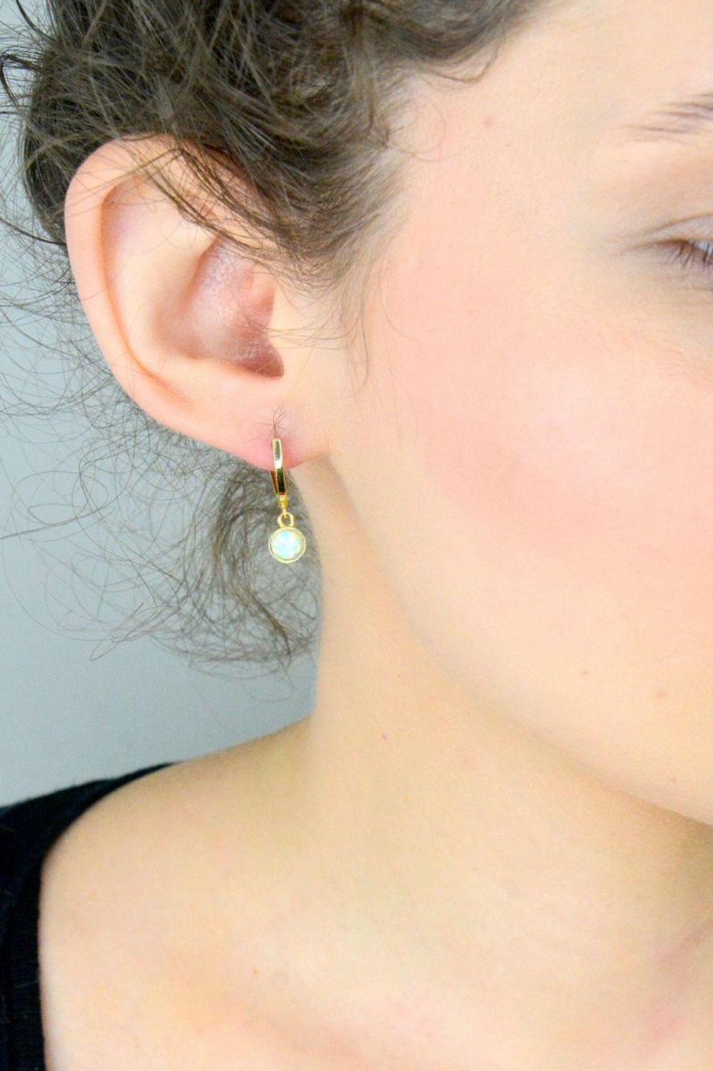 Kolczyki złote 585 z wiszącym opalem DIA-KLC-10677-585 Złote kolczyki wiszące wykonane z najwyższej jakości żółtego złota, próba 585, ozdobione opalem. Kolczyki w modowym stylu, wpisujące 1.jpg