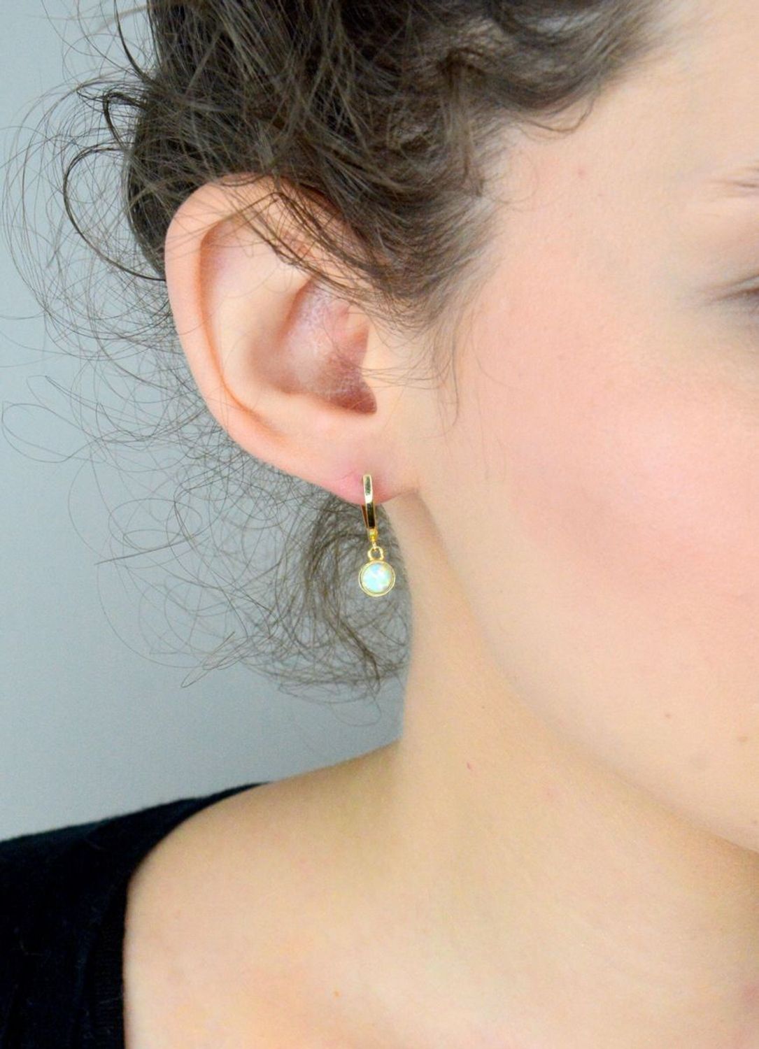 Kolczyki złote 585 z wiszącym opalem DIA-KLC-10677-585 Złote kolczyki wiszące wykonane z najwyższej jakości żółtego złota, próba 585, ozdobione opalem. Kolczyki w modowym stylu, wpisujące 1.jpg