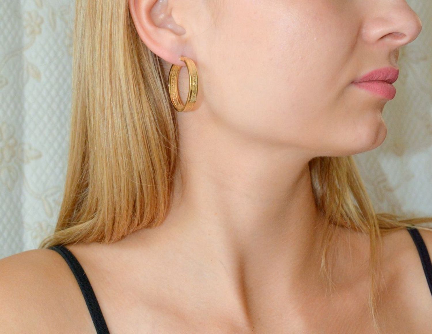 Złote kolczyki damskie 585 koła z greckim wzorem DIA-KLC-10678-585. Złota biżuteria damska. Złote kolczyki koła. Złote kółka na prezent dla kobiety. Kolczyki złote ze wzorem drogi greckiej. Kolczy (1).jpg