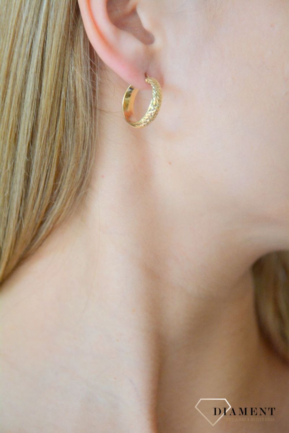 Złote kolczyki 585 kółeczka z diamentowym grawerowaniem DIA-KLC-10681-585. Złote kolczyki koła. Kolczyki klasyczne koła. Kolczyki grawerowane kółeczka. Koła złote kolczyki błyszczące. Kolczyki d.jpg