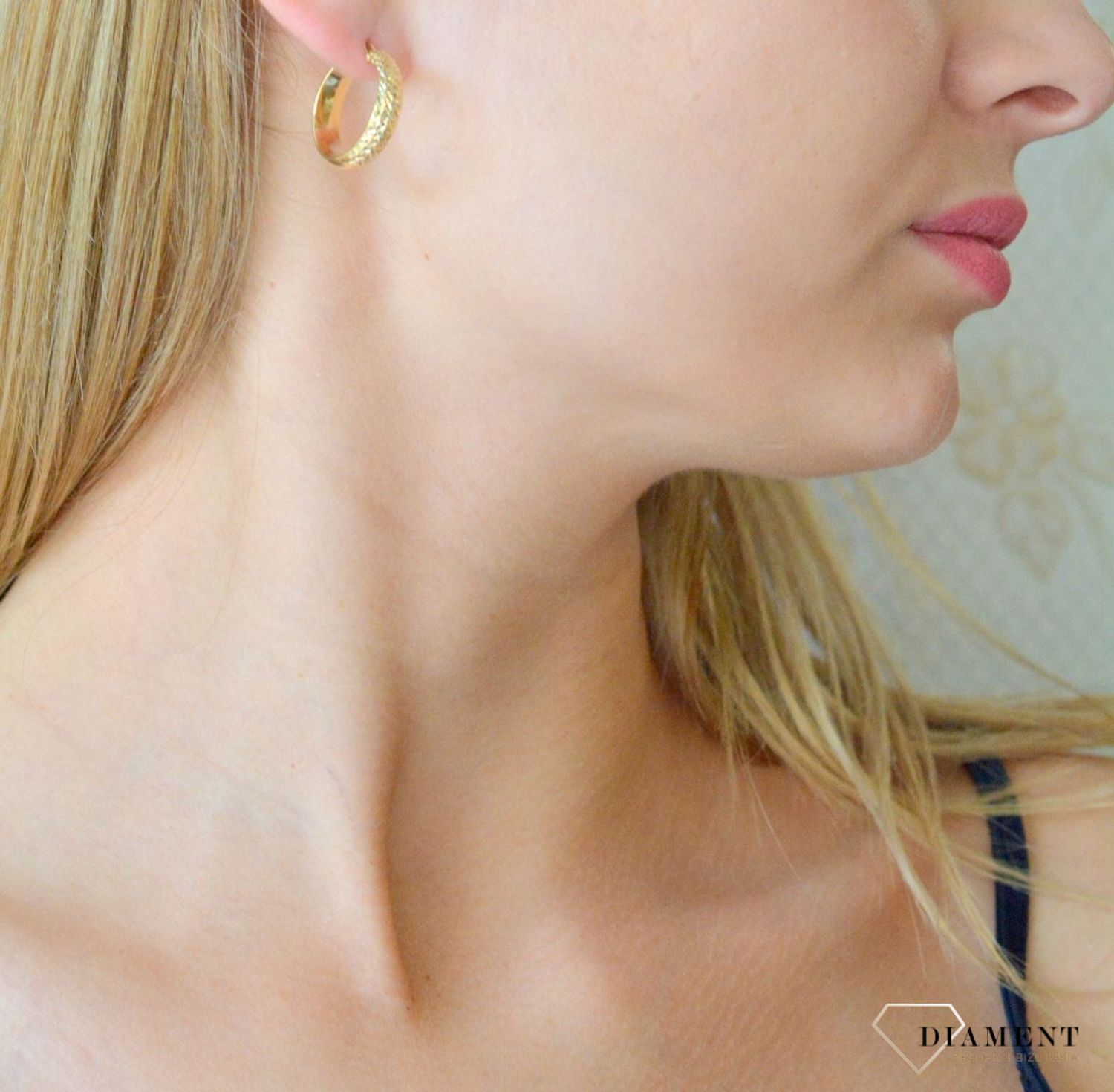 Złote kolczyki 585 kółeczka z diamentowym grawerowaniem DIA-KLC-10681-585. Złote kolczyki koła. Kolczyki klasyczne koła. Kolczyki grawerowane kółeczka. Koła złote kolczyki błyszczące. Kolczyki d.jpg