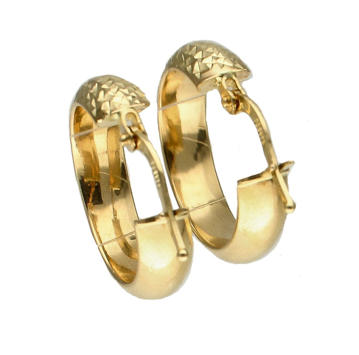 Złote kolczyki 585 kółeczka z diamentowym grawerowaniem DIA-KLC-10681-585. Złote kolczyki koła. Kolczyki klasyczne koła. Kolczyki grawerowane kółeczka. Koła złote kolczyki błyszczące. Kolczyki d.jpg