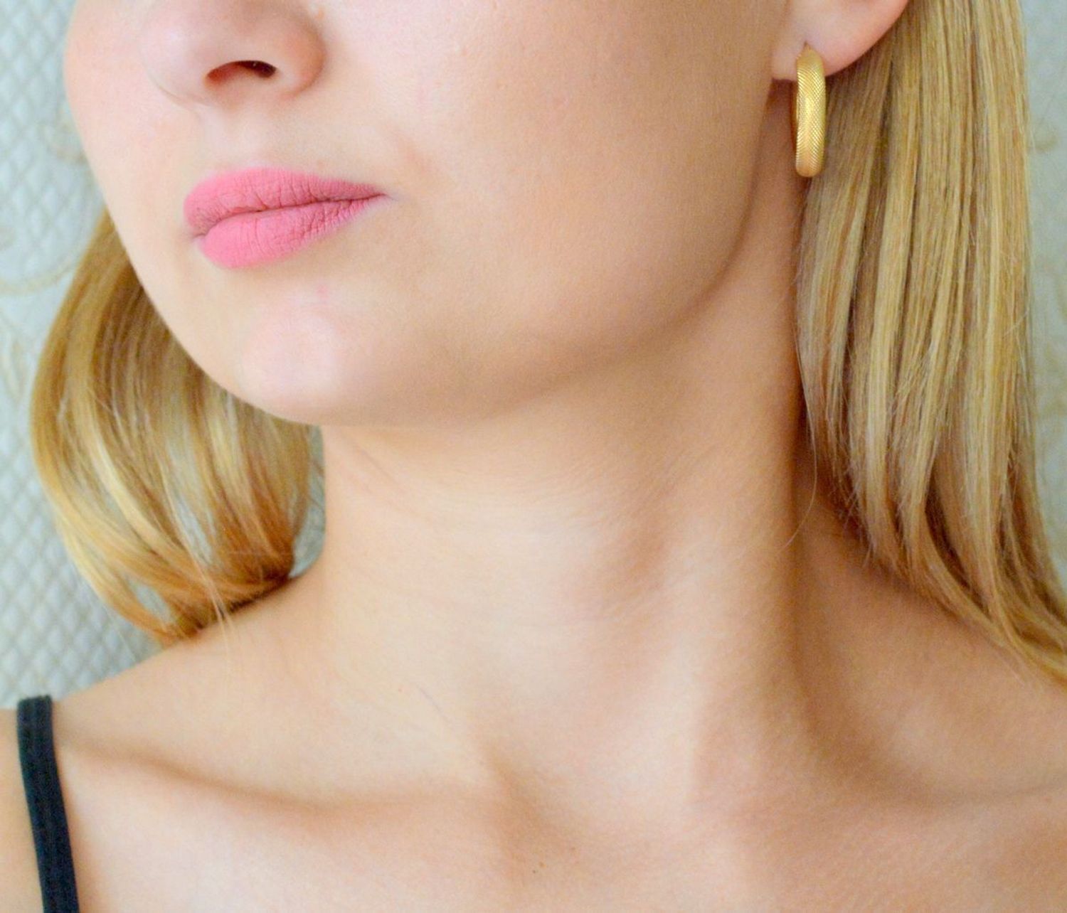 Złote kolczyki 585 nowoczesne koła z grawerowaniem DIA-KLC-10682-585. Złota biżuteria damska. Złote kolczyki próby 585. Złote kolczyki koła. Ponadczasowe kolczyki złote koła. Kolczyki koła z ozd (3).jpg