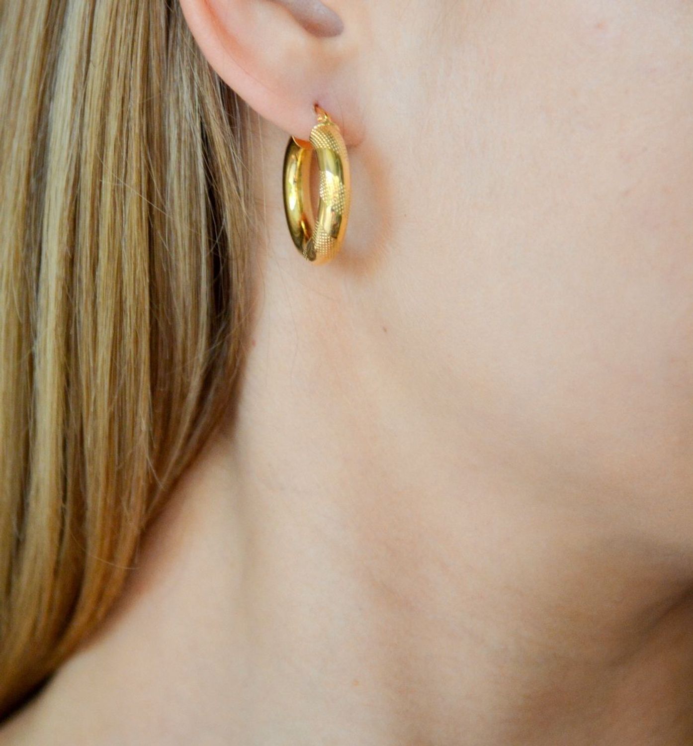 Złote kolczyki 585 kółeczka z grawerowaniem DIA-KLC-10683-585. Złote kolczyki koła. Kolczyki klasyczne koła. Kolczyki gładkie koła. Koła złote kolczyki. Kolczyki damskie złota koła idealne na prez (1).jpg