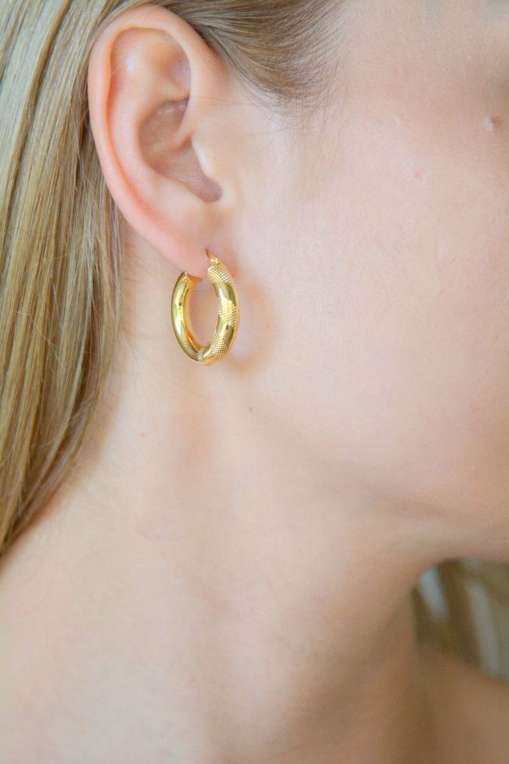 Złote kolczyki 585 kółeczka z grawerowaniem DIA-KLC-10683-585. Złote kolczyki koła. Kolczyki klasyczne koła. Kolczyki gładkie koła. Koła złote kolczyki. Kolczyki damskie złota koła idealne na prez (1).jpg