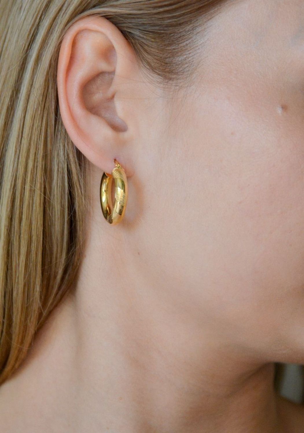 Złote kolczyki 585 kółeczka z grawerowaniem DIA-KLC-10683-585. Złote kolczyki koła. Kolczyki klasyczne koła. Kolczyki gładkie koła. Koła złote kolczyki. Kolczyki damskie złota koła idealne na prez (1).jpg