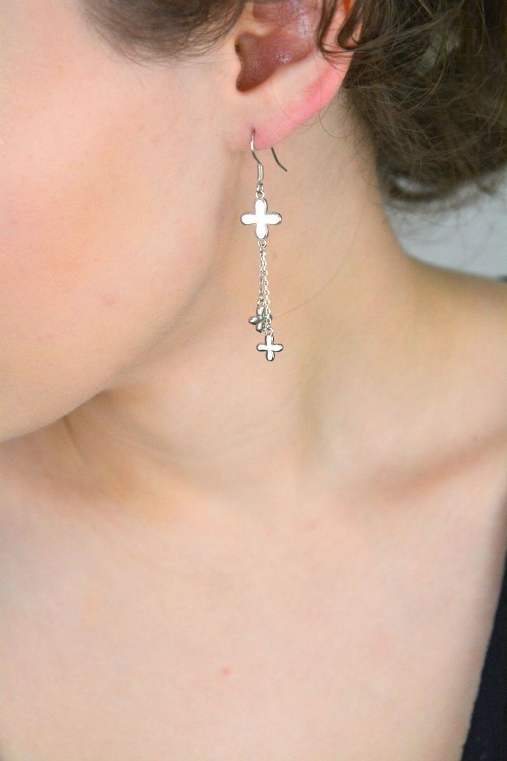 Eleganckie kolczyki srebrne wiszące DIA-KLC-10695-925 z dwoma łańcuszkami i trzema kwiatkami, próba 925, waga 3,0 g, szerokość 1 cm, zapięcie przekładane. Idealne do stylizacji na każdą okazję.1.jpg