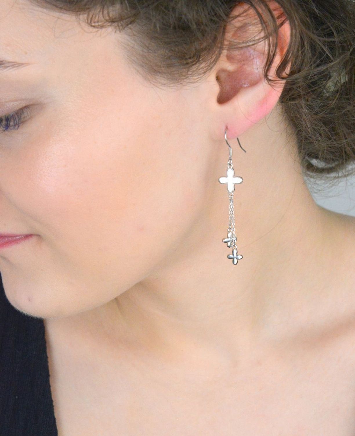 Eleganckie kolczyki srebrne wiszące DIA-KLC-10695-925 z dwoma łańcuszkami i trzema kwiatkami, próba 925, waga 3,0 g, szerokość 1 cm, zapięcie przekładane. Idealne do stylizacji na każdą okazję.1.jpg