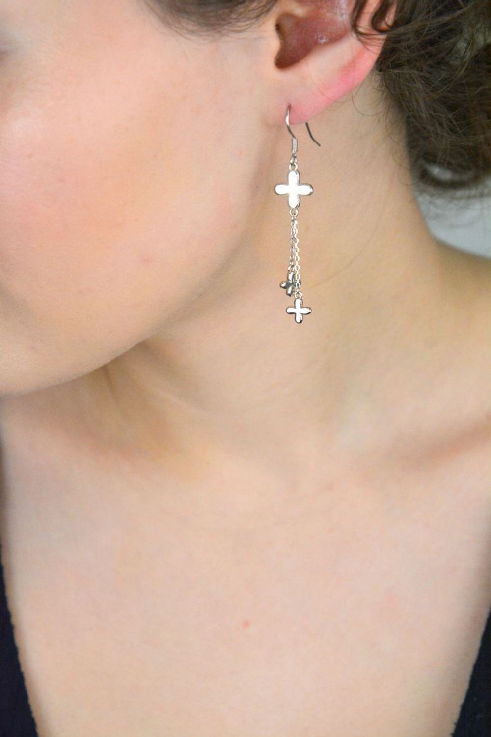 Eleganckie kolczyki srebrne wiszące DIA-KLC-10695-925 z dwoma łańcuszkami i trzema kwiatkami, próba 925, waga 3,0 g, szerokość 1 cm, zapięcie przekładane. Idealne do stylizacji na każdą okazję.1.jpg