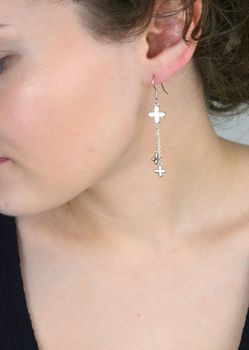 Eleganckie kolczyki srebrne wiszące DIA-KLC-10695-925 z dwoma łańcuszkami i trzema kwiatkami, próba 925, waga 3,0 g, szerokość 1 cm, zapięcie przekładane. Idealne do stylizacji na każdą okazję (1).JPG
