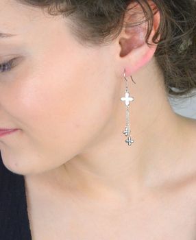 Eleganckie kolczyki srebrne wiszące DIA-KLC-10695-925 z dwoma łańcuszkami i trzema kwiatkami, próba 925, waga 3,0 g, szerokość 1 cm, zapięcie przekładane. Idealne do stylizacji na każdą okazję (3).JPG