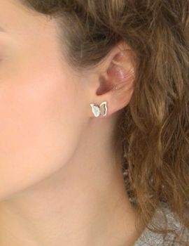 Kolczyki srebrne 925 - Trójwymiarowe motylki na sztyft DIA-KLC-10696-925 Zachwycające kolczyki w kształcie motyli, wykonane ze srebra próby 925, to idealne połączenie subtelności i wyjątkowego designu (1).JPG