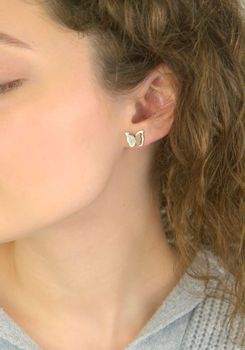 Kolczyki srebrne 925 - Trójwymiarowe motylki na sztyft DIA-KLC-10696-925 Zachwycające kolczyki w kształcie motyli, wykonane ze srebra próby 925, to idealne połączenie subtelności i wyjątkowego designu (2).JPG