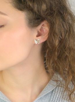 Kolczyki srebrne 925 - Trójwymiarowe motylki na sztyft DIA-KLC-10696-925 Zachwycające kolczyki w kształcie motyli, wykonane ze srebra próby 925, to idealne połączenie subtelności i wyjątkowego designu (3).JPG