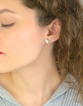 Kolczyki srebrne 925 - Trójwymiarowe motylki na sztyft DIA-KLC-10696-925 Zachwycające kolczyki w kształcie motyli, wykonane ze srebra próby 925, to idealne połączenie subtelności i wyjątkowego designu (4).JPG