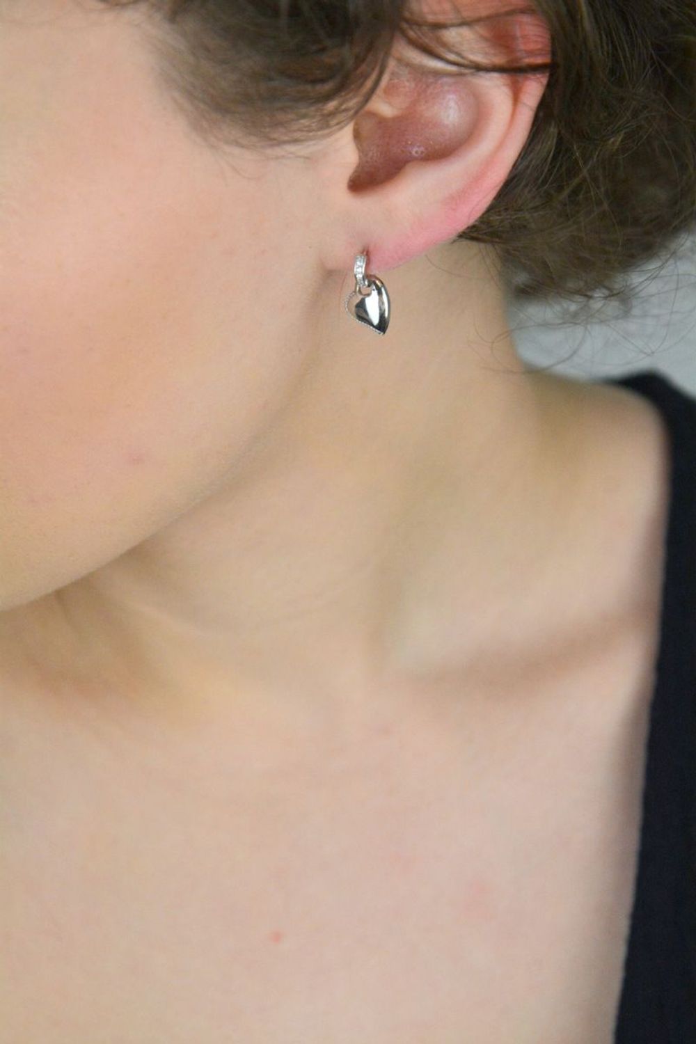 Delikatne kolczyki wiszące w kształcie serduszek zdobione cyrkoniami, srebro próby 925, model DIA-KLC-10697-925. Waga 2,40 g, długość 1,5 cm, szerokość 9 mm. Idealne na prezent i na co dzień.1.jpg