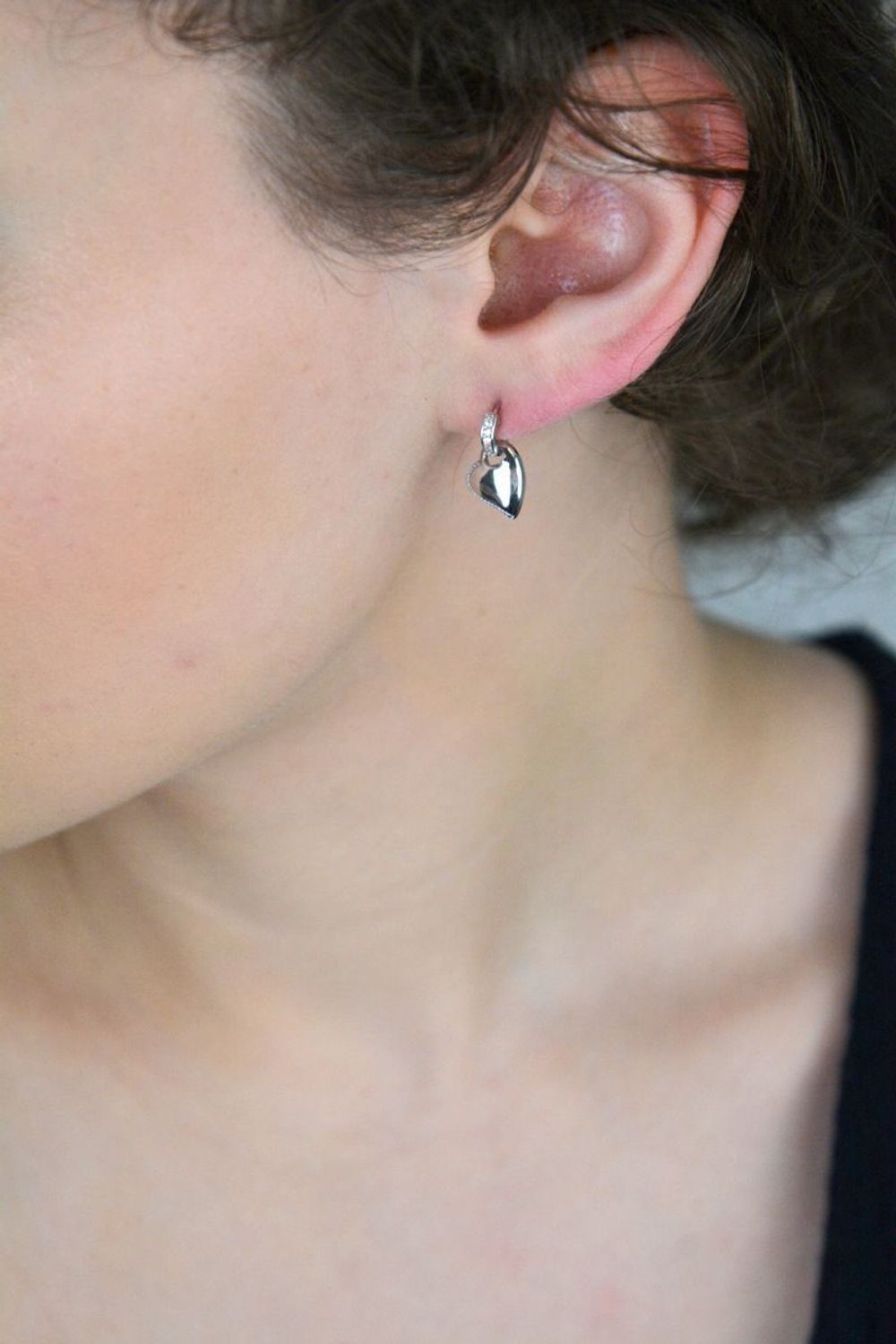 Delikatne kolczyki wiszące w kształcie serduszek zdobione cyrkoniami, srebro próby 925, model DIA-KLC-10697-925. Waga 2,40 g, długość 1,5 cm, szerokość 9 mm. Idealne na prezent i na co dzień.1.jpg