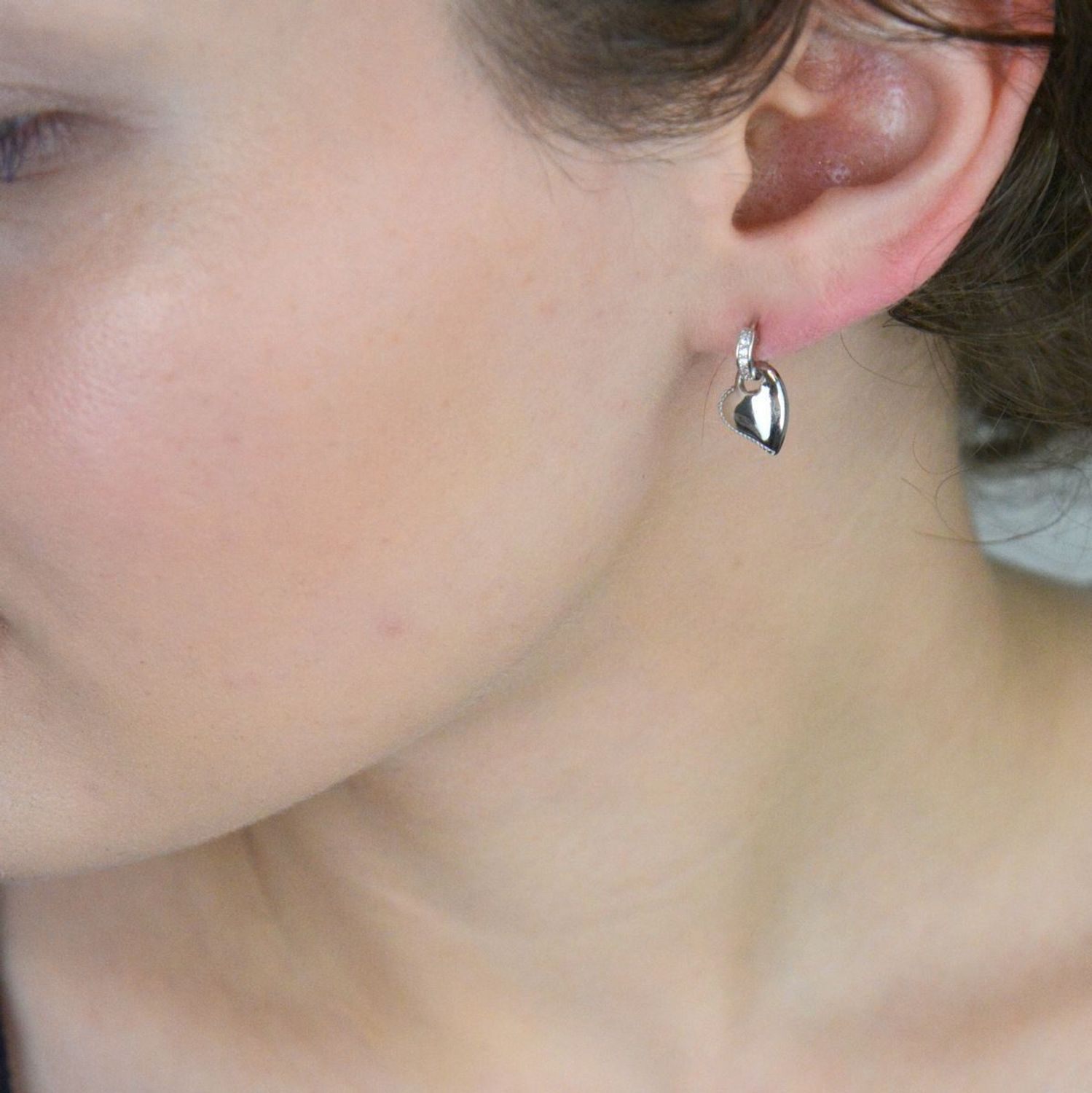 Delikatne kolczyki wiszące w kształcie serduszek zdobione cyrkoniami, srebro próby 925, model DIA-KLC-10697-925. Waga 2,40 g, długość 1,5 cm, szerokość 9 mm. Idealne na prezent i na co dzień.1.jpg