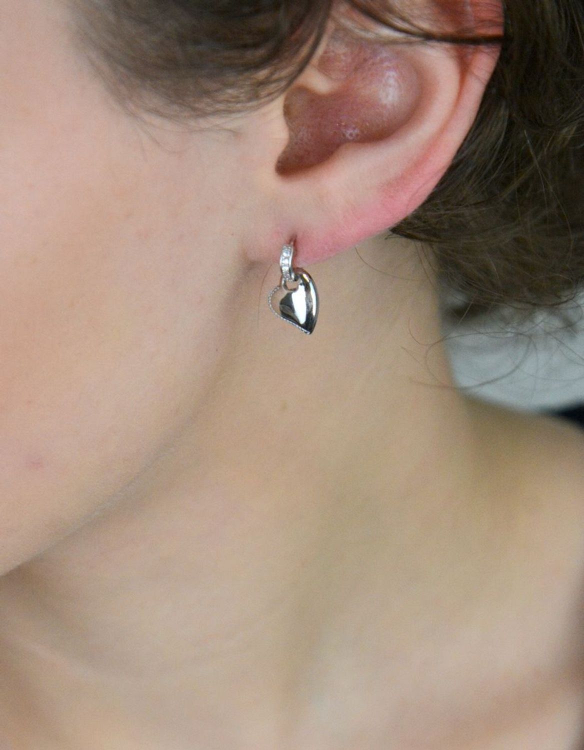 Delikatne kolczyki wiszące w kształcie serduszek zdobione cyrkoniami, srebro próby 925, model DIA-KLC-10697-925. Waga 2,40 g, długość 1,5 cm, szerokość 9 mm. Idealne na prezent i na co dzień.1.jpg