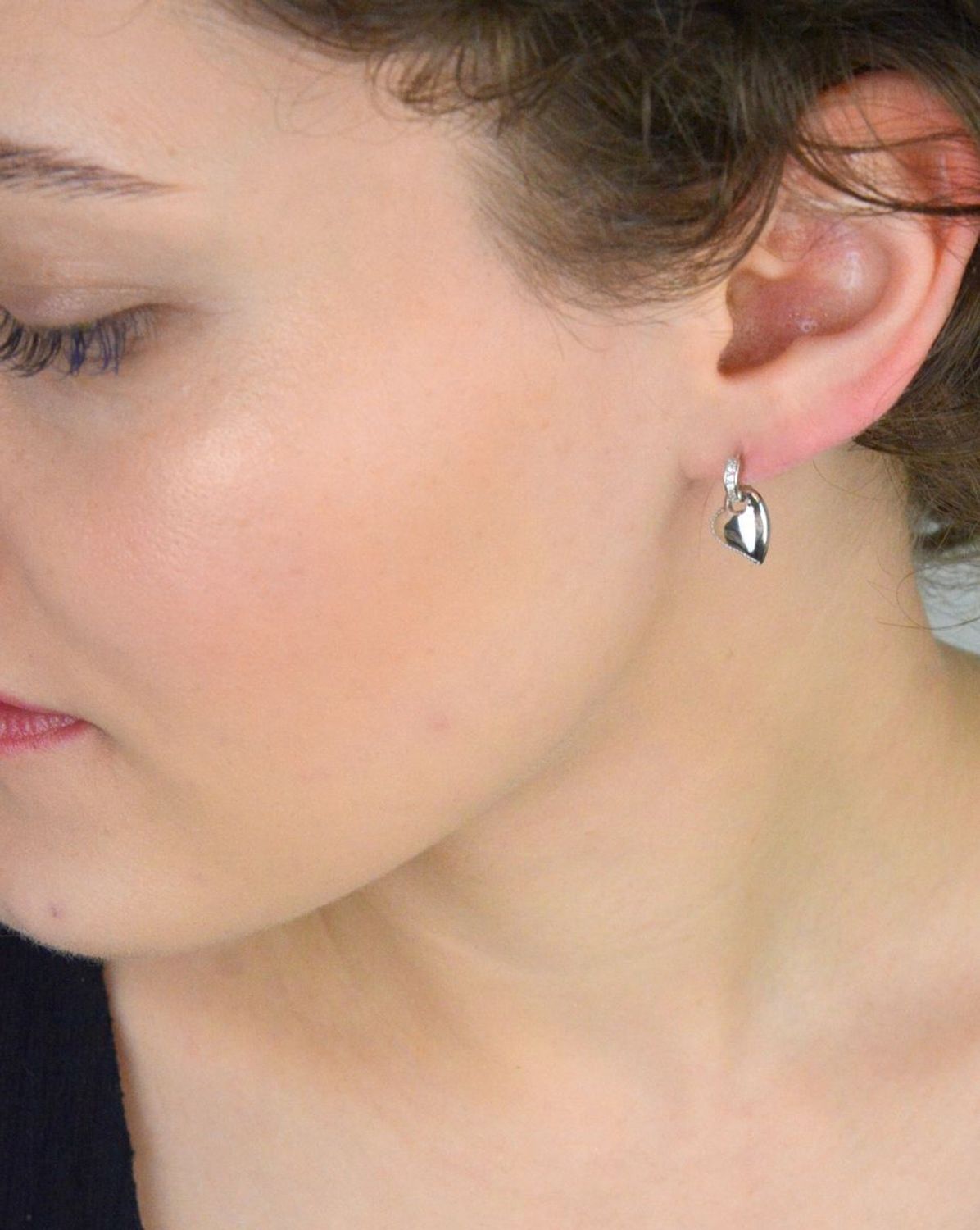 Delikatne kolczyki wiszące w kształcie serduszek zdobione cyrkoniami, srebro próby 925, model DIA-KLC-10697-925. Waga 2,40 g, długość 1,5 cm, szerokość 9 mm. Idealne na prezent i na co dzień.1.jpg