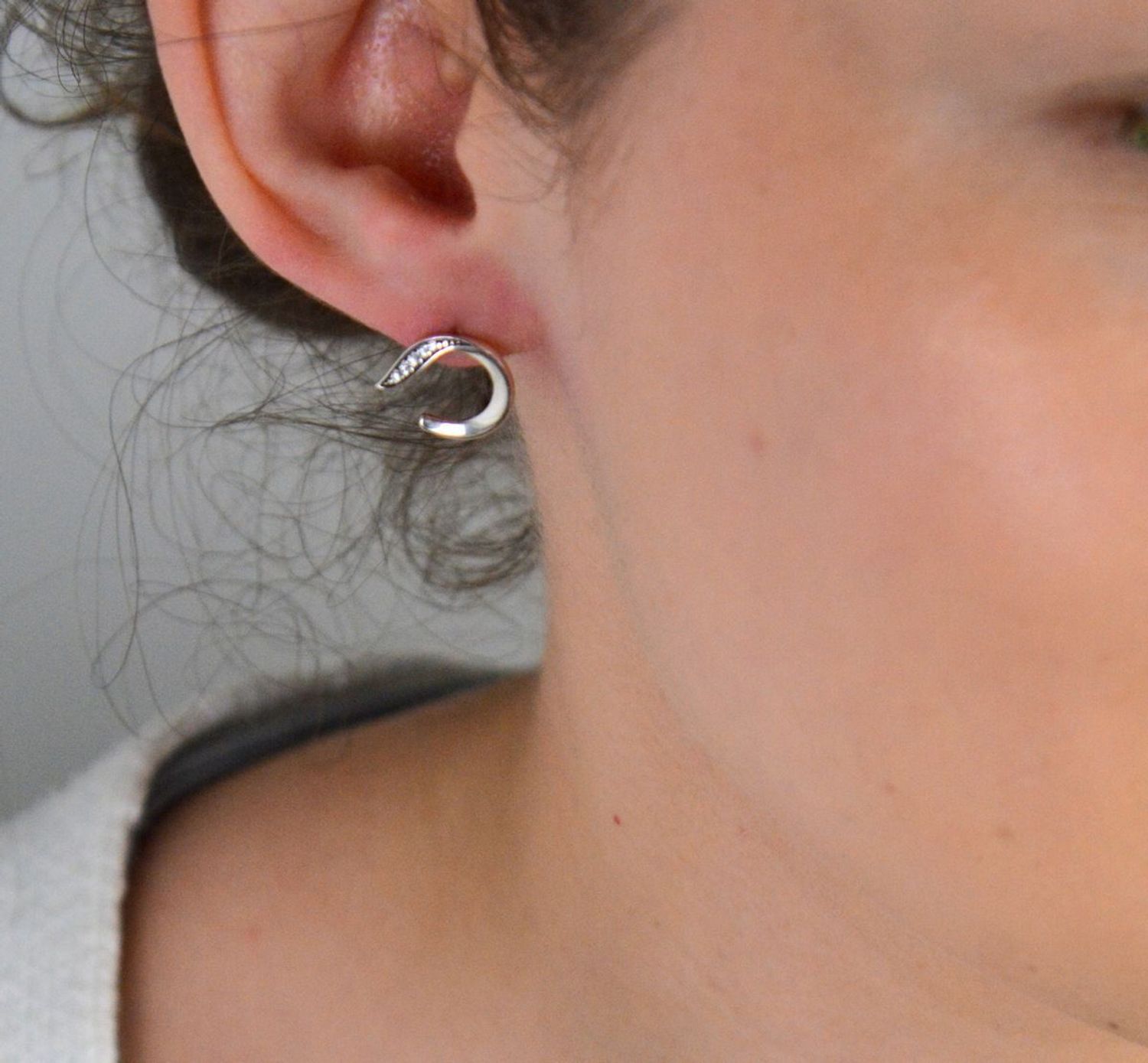 Kolczyki srebrne geometryczne z cyrkoniami próba 925, DIA-KLC-10700-925 Postaw na styl, który łączy nowoczesność z ponadczasową elegancją! 1.jpg