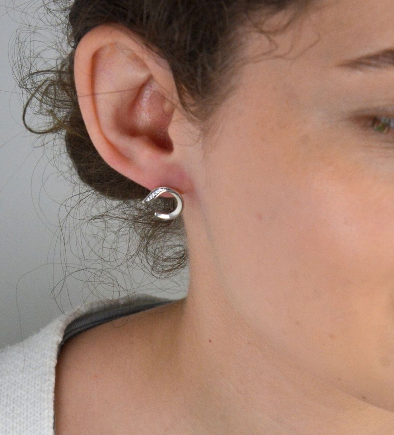 Kolczyki srebrne geometryczne z cyrkoniami próba 925, DIA-KLC-10700-925 Postaw na styl, który łączy nowoczesność z ponadczasową elegancją! 1.jpg