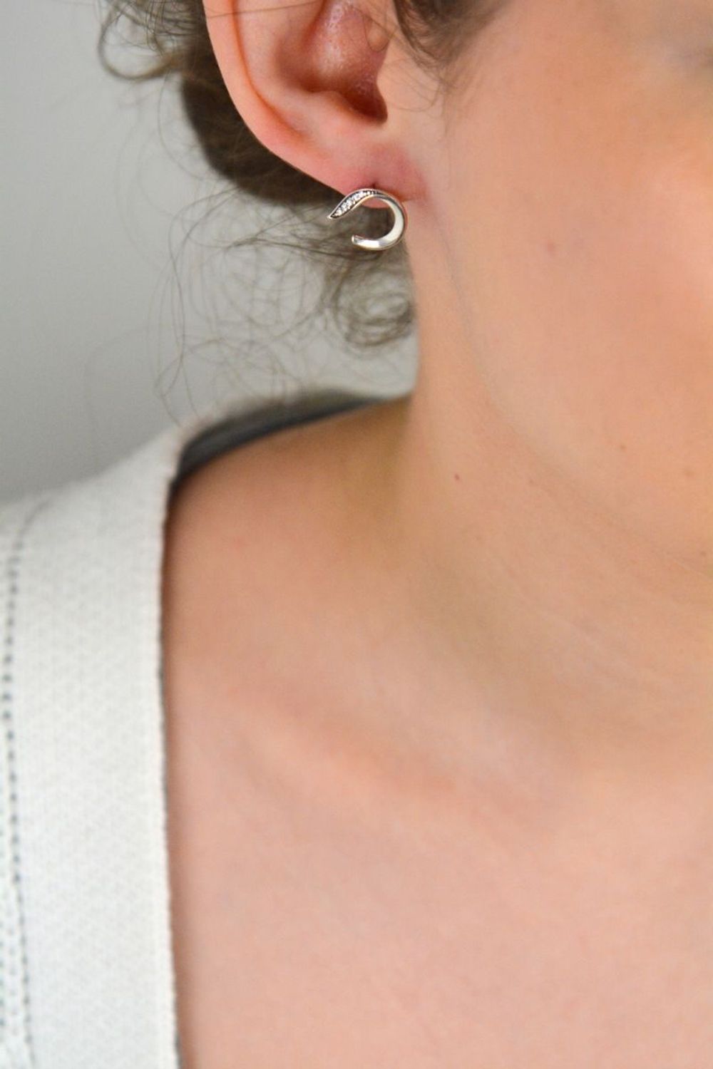 Kolczyki srebrne geometryczne z cyrkoniami próba 925, DIA-KLC-10700-925 Postaw na styl, który łączy nowoczesność z ponadczasową elegancją! 1.jpg