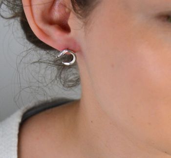 Kolczyki srebrne geometryczne z cyrkoniami próba 925, DIA-KLC-10700-925 Postaw na styl, który łączy nowoczesność z ponadczasową elegancją! Perfekcyjne połączenie geometrycznego wzoru i subtelnego połysku cyrkonii (1).JPG
