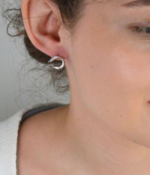 Kolczyki srebrne geometryczne z cyrkoniami próba 925, DIA-KLC-10700-925 Postaw na styl, który łączy nowoczesność z ponadczasową elegancją! Perfekcyjne połączenie geometrycznego wzoru i subtelnego połysku cyrkonii (2).JPG