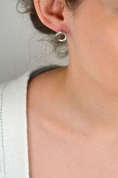 Kolczyki srebrne geometryczne z cyrkoniami próba 925, DIA-KLC-10700-925 Postaw na styl, który łączy nowoczesność z ponadczasową elegancją! Perfekcyjne połączenie geometrycznego wzoru i subtelnego połysku cyrkonii (4).JPG