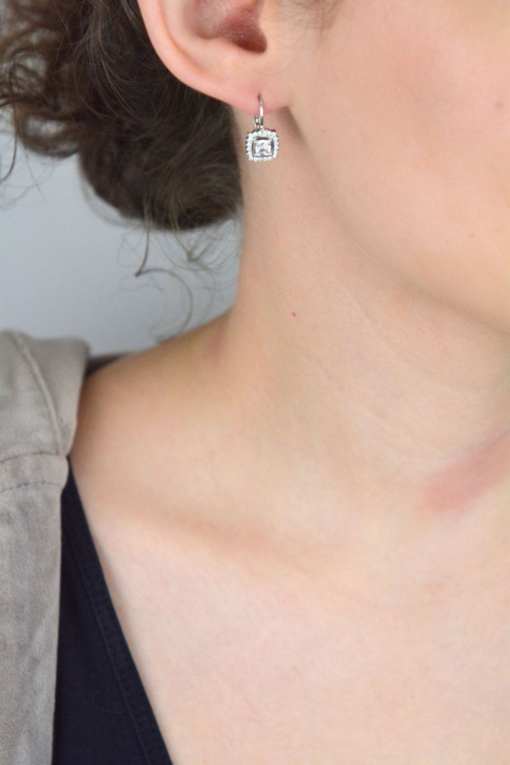 Eleganckie kolczyki damskie wiszące wykonane ze srebra próby 925, zdobione błyszczącymi cyrkoniami. Model DIA-KLC-10701-925, z zapięciem bigiel angielski. Długość 1,7 cm, szerokość 9 mm, waga 2,.jpg