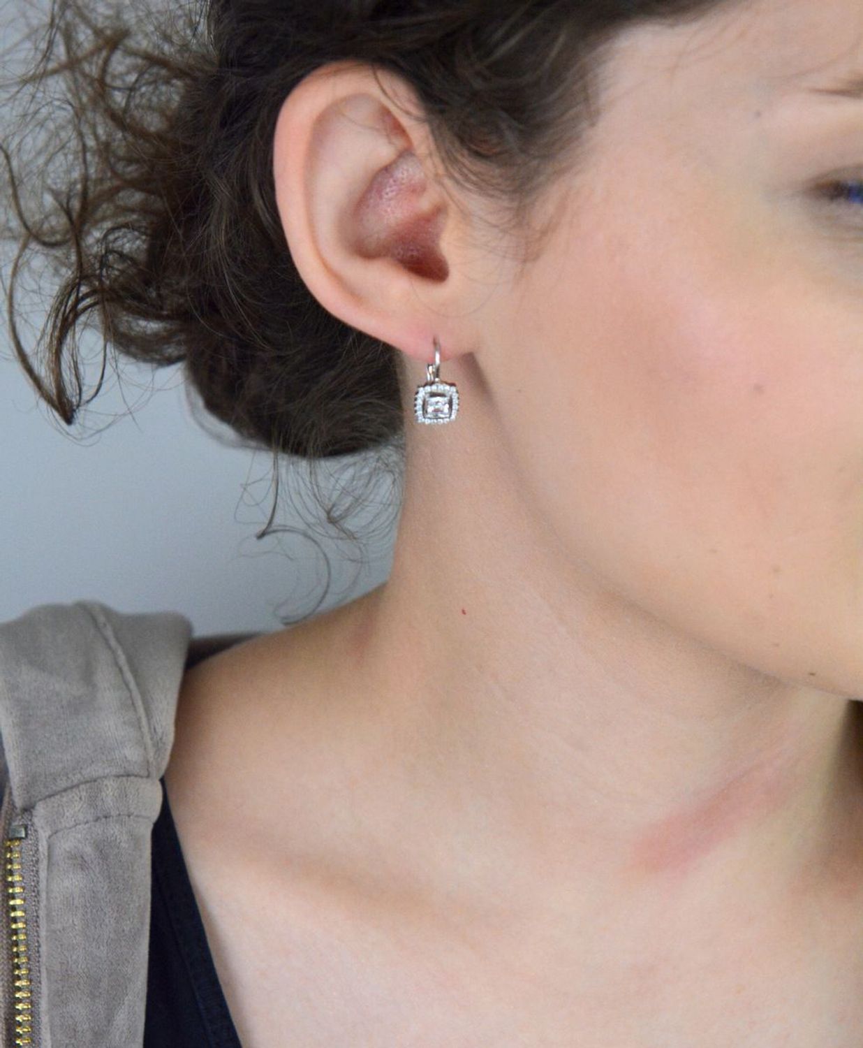 Eleganckie kolczyki damskie wiszące wykonane ze srebra próby 925, zdobione błyszczącymi cyrkoniami. Model DIA-KLC-10701-925, z zapięciem bigiel angielski. Długość 1,7 cm, szerokość 9 mm, waga 2,.jpg