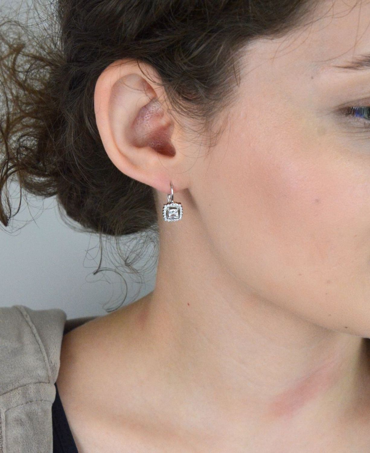 Eleganckie kolczyki damskie wiszące wykonane ze srebra próby 925, zdobione błyszczącymi cyrkoniami. Model DIA-KLC-10701-925, z zapięciem bigiel angielski. Długość 1,7 cm, szerokość 9 mm, waga 2,.jpg