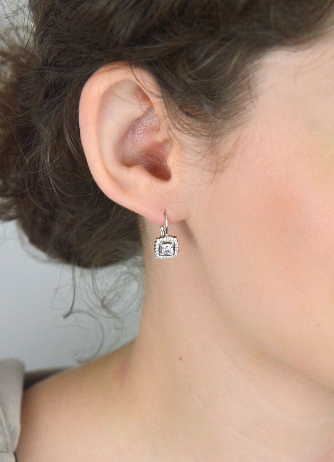 Eleganckie kolczyki damskie wiszące wykonane ze srebra próby 925, zdobione błyszczącymi cyrkoniami. Model DIA-KLC-10701-925, z zapięciem bigiel angielski. Długość 1,7 cm, szerokość 9 mm, waga 2,.jpg